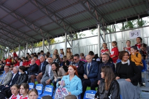 publiczność zasiadająca na trybunach 