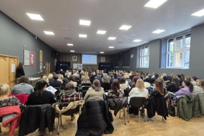 Na zdjęciu widać liczne grono uczestników konferencji, zebranych w celu omówienia ważnych kwestii związanych z przemocą wobec dzieci i przeciwdziałaniem jej.