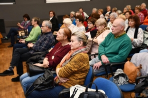 Uczestnicy konferencji siedzący na krzesłach.