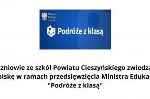  Grafika promuje program Ministerstwa Edukacji „Podróże z klasą”. Uczniowie ze szkół Powiatu Cieszyńskiego zwiedzają Polskę w ramach tego przedsięwzięcia. Na plakacie widnieje logo programu oraz tekst: „Uczniowie ze szkół Powiatu Cieszyńskiego zwiedzają Polskę w ramach przedsięwzięcia Ministra Edukacji 