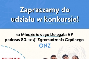 Na zdjęciu pięć modych, uśmiechniętych osób stojących w rzędzie. Po ich lewej stronie oraz nad nimi informacja o ogłoszonym Konkursie na Delgata RP na 80. sesji Zgromadzenia Ogólnego ONZ.