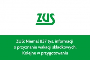 Na grafice widnieje logo ZUS w zielonym kolorze, umieszczone centralnie na białym tle. Poniżej, na zielonym pasku, znajduje się napis: „ZUS: Niemal 837 tys. informacji o przyznaniu wakacji składkowych. Kolejne w przygotowaniu.” Całość utrzymana w minimalistycznym stylu.