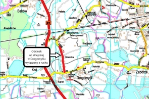 Mapa przedstawia obszar wokół miejscowości Drogomyśl w Polsce, zaznaczając zamknięcie odcinka ulicy Wiejskiej. Sekcja drogi, która jest wyłączona z ruchu, została oznaczona czerwoną linią. Na mapie widać również inne miejscowości i drogi, takie jak Bąków, Zaborze, Zabłocie Czuchów oraz numerowane drogi, np. droga 81. Żółtymi liniami oznaczono główne drogi, natomiast różne kolory i oznaczenia wskazują na inne drogi i obszary. Na mapie znajdują się także informacje o pobliskich punktach orientacyjnych, jak np. szpital, szkoła czy różne tereny leśne i wodne. Informacja o zamknięciu jest szczególnie podkreślona w obszarze ulicy Wiejskiej w Drogomyślu, co pokazuje tymczasowe zmiany w organizacji ruchu drogowego.