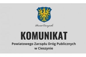 Grafika przedstawia prostokątny układ z tłem w odcieniach bieli. Na środku widnieje wyraźny napis „Powiat Cieszyński”. Poniże Powiatowego Zarządu Dróg Publicznych w Cieszynie. Litery są pogrubione, eleganckie i ciemne.