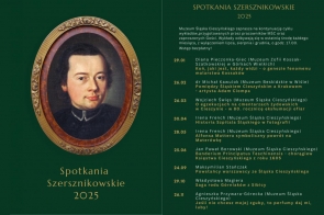 Obraz prezentuje zaproszenie na "Spotkania Szersznikowskie 2025". W tle ciemnozielone tło, po lewej portret młodego mężczyzny w złotej ramie. Po prawej szczegółowy harmonogram wydarzeń z datami, nazwiskami prelegentów i tematami wykładów, m.in. o historii, sztuce i lokalnej tradycji. Tekst zachowany w eleganckim stylu z akcentami złota.