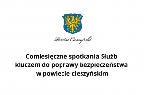 Herb powiatu cieszyńskiego z orłem na niebieskim tle umieszczony jest na górze kompozycji. Poniżej widnieje napis "Powiat Cieszyński" zapisany elegancką czcionką. Centralny napis w prostym kroju informuje: "Comiesięczne spotkania służb kluczem do poprawy bezpieczeństwa w powiecie cieszyńskim". Tło jest białe, co podkreśla czytelność treści.