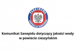 Grafika przedstawia logo Państwowej Inspekcji Sanitarnej oraz komunikat: „Komunikat Sanepidu dotyczący jakości wody w powiecie cieszyńskim”. Jest to ogłoszenie informujące o ważnym komunikacie dotyczącym jakości wody, skierowane do mieszkańców powiatu cieszyńskiego.