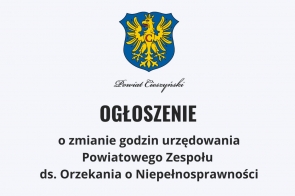 Obraz przedstawia herb Powiatu Cieszyńskiego w interpretacji grafiki, który zawiera napis „Powiat Cieszyński”. Poniżej widnieje duże, pogrubiony tytuł „OGŁOSZENIE”, a pod nim dalszy tekst informujący o zmianie godziny urzędowania Powiatowego Zespołu ds. Orzekania o Niepełnosprawności. 