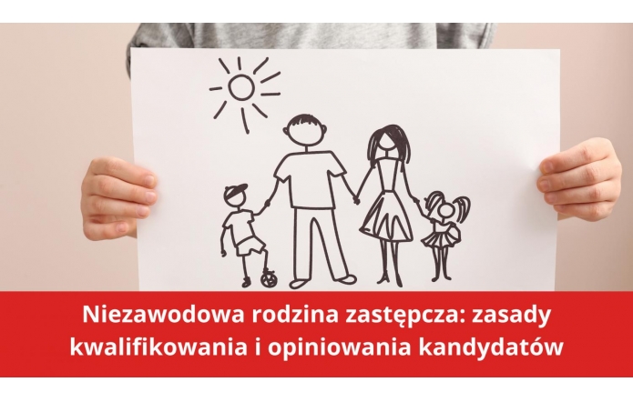 Grafika przedstawia dziecko, które trzyma rysunek z dziecięcą ilustracją rodziny – dwie osoby dorosłe (kobieta i mężczyzna) trzymają za ręce dwoje dzieci, z których jedno ma w rękach piłkę. Nad nimi widnieje słońce. Na dole obrazu, na czerwonym tle, pojawia się tekst: „Niezawodowa rodzina zastępcza: zasady kwalifikowania i opiniowania kandydatów”. 