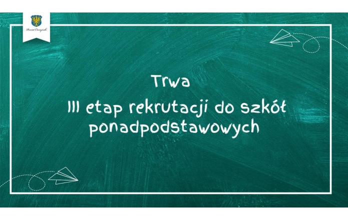 Zielona tablica szkolna z białą ramką. Na jej tle znajduje się napis: "Trwa III etap rekrutacji do szkół ponadpodstawowych", wykonany białą, kredową czcionką. W lewym górnym rogu grafiki widoczna jest biała zakładka. W prawym dolnym rogu znajduje się rysunek papierowego samolotu, który pozostawia za sobą przerywaną linię, symbolizującą jego lot. Całość nawiązuje do szkolnej estetyki i tematów edukacyjnych.