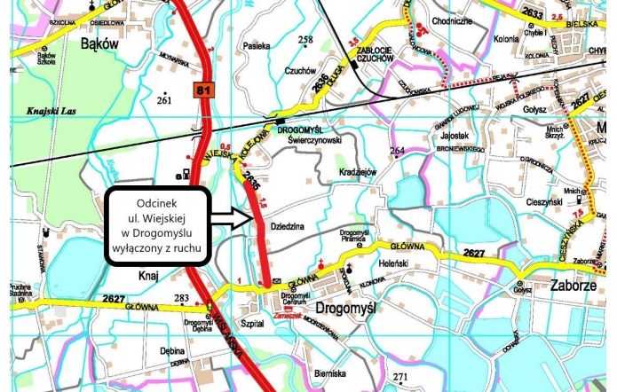 Mapa przedstawia obszar wokół miejscowości Drogomyśl w Polsce, zaznaczając zamknięcie odcinka ulicy Wiejskiej. Sekcja drogi, która jest wyłączona z ruchu, została oznaczona czerwoną linią. Na mapie widać również inne miejscowości i drogi, takie jak Bąków, Zaborze, Zabłocie Czuchów oraz numerowane drogi, np. droga 81. Żółtymi liniami oznaczono główne drogi, natomiast różne kolory i oznaczenia wskazują na inne drogi i obszary. Na mapie znajdują się także informacje o pobliskich punktach orientacyjnych, jak np. szpital, szkoła czy różne tereny leśne i wodne. Informacja o zamknięciu jest szczególnie podkreślona w obszarze ulicy Wiejskiej w Drogomyślu, co pokazuje tymczasowe zmiany w organizacji ruchu drogowego.