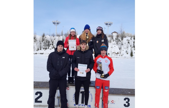 zwycieska-druzyna-na-podium