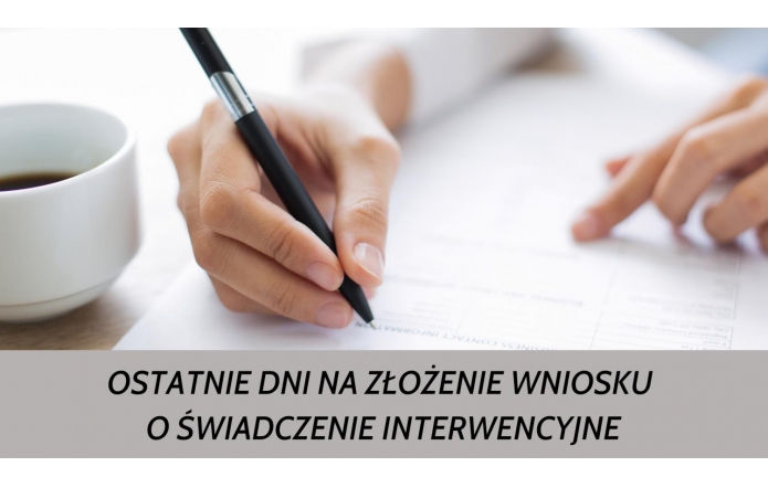 Ręka trzymająca długopis, pod nią znajduje się biała kartka a obok filiżanka kawy. W dolnej części grafiki widoczny jest pasek w kolorze szarym z tekstem informującym o  tym że są ostatnie dni na złożenie wniosku o świadczeniu interwencyjnym.