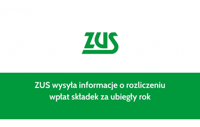 Białe tło z centralnie umieszczonym zielonym logo składającym się z liter przypominających „ZUS”. Pod logiem znajduje się szeroki zielony pasek, na którym białymi literami zapisano tekst: „ZUS wysyła informacje o rozliczeniu wpłat składek za ubiegły rok”. Minimalistyczny styl i oficjalny charakter grafiki podkreślają formalność przekazu.