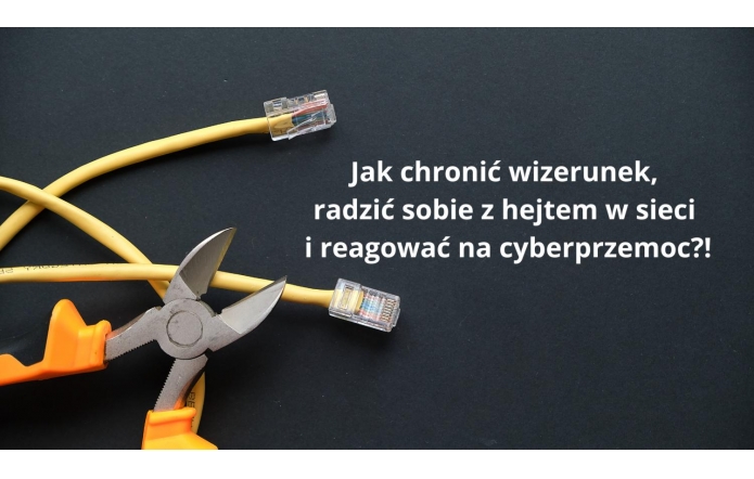 Na czarnym tle widoczne są żółte kable sieciowe z wtyczkami oraz pomarańczowe szczypce tnące. Obok białym tekstem pytanie: „Jak chronić wizerunek, radzić sobie z hejtem w sieci i reagować na cyberprzemoc?!”. Grafika symbolizuje kwestie bezpieczeństwa w internecie.