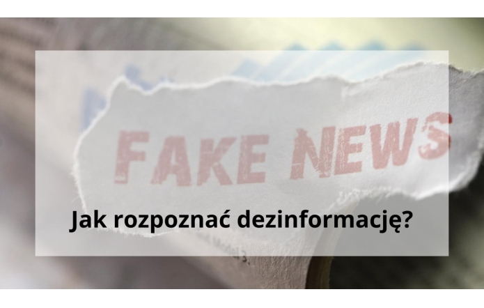 Grafika przedstawia zbliżenie na kartkę papieru z czerwonym napisem „FAKE NEWS” w tle, częściowo zakrytym i porwanym. Na dole czarny tekst „Jak rozpoznać dezinformację?”. Obraz symbolizuje temat fałszywych informacji i ich identyfikacji.