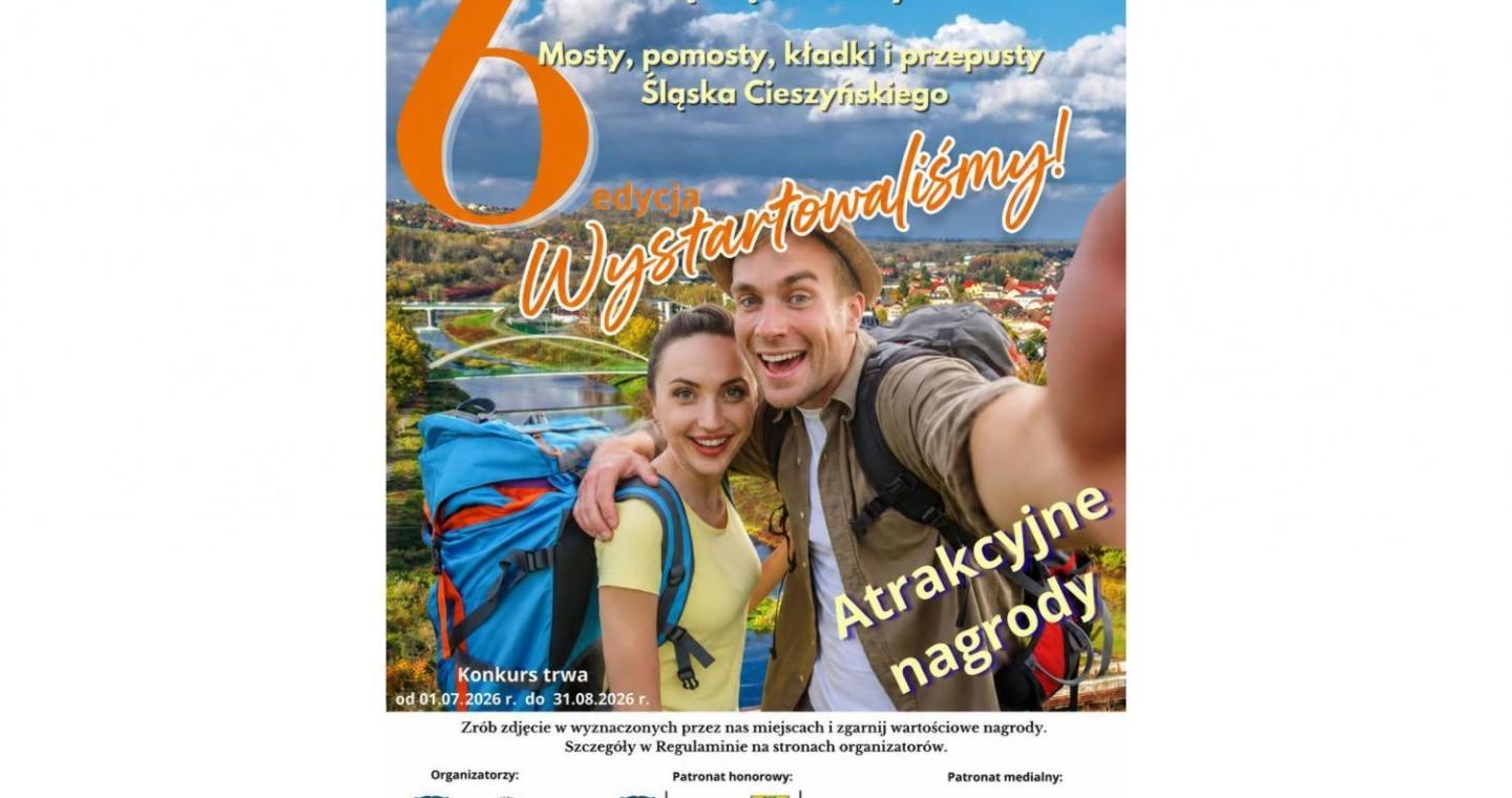 Plakat szóstej edycji konkursu „Selfie z Marką Śląsk Cieszyński” . W centrum widoczna jest para turystów z plecakami robiąca selfie na tle krajobrazu z mostem. Plakat zawiera termin konkursu roku oraz logotypy organizatorów i patronów.