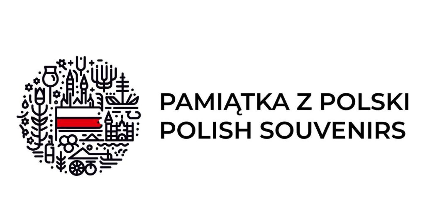 Biała grafika z czarnym napisem „Pamiątka z Polski”. Po lewej stronie znajduje się okrągła ilustracja złożona z czarnych symboli z biało-czerwoną flagą w centralnej części.