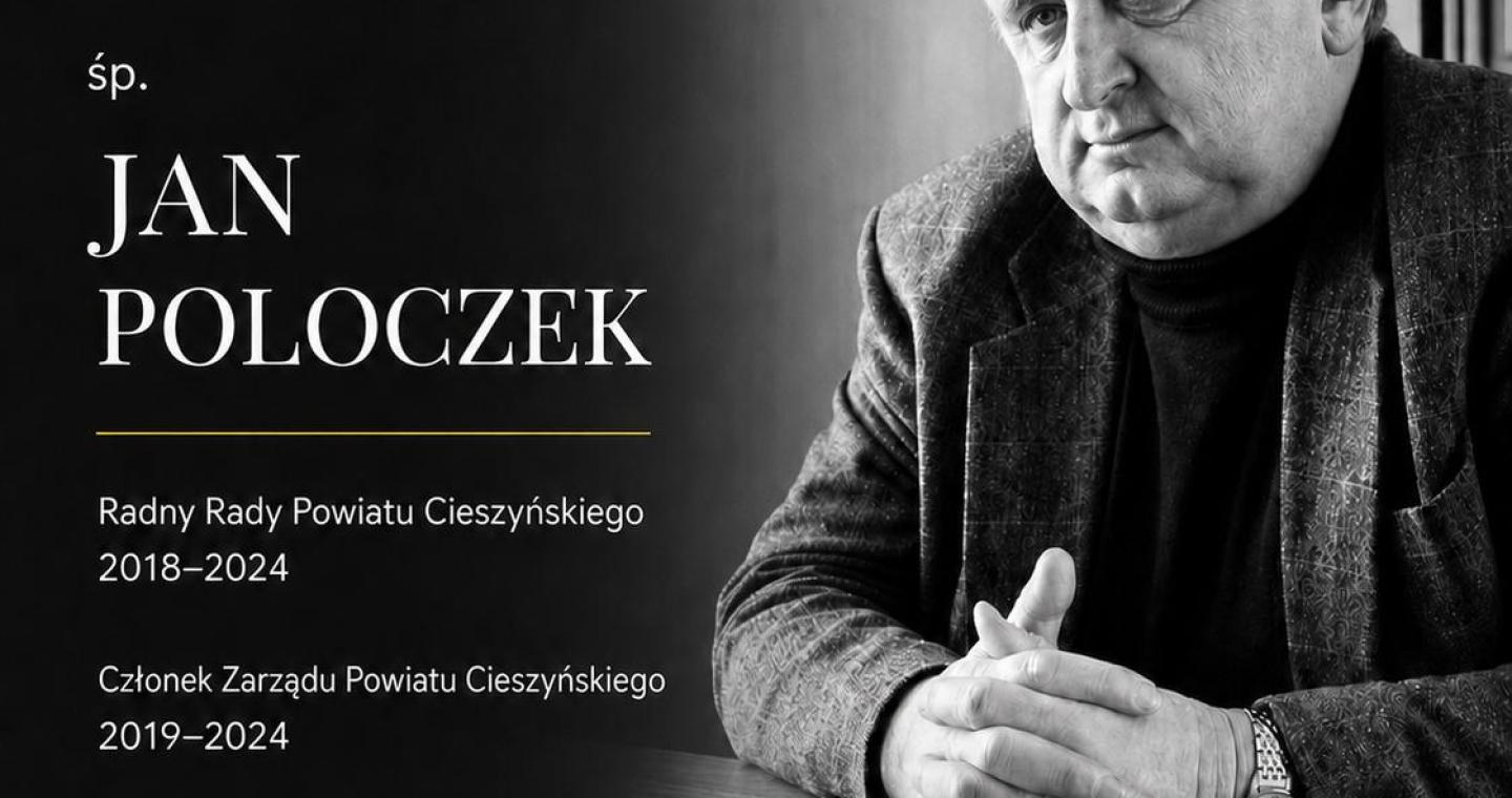Jan Poloczek siedzi przy stole, lekko pochylony, ze splecionymi dłońmi. Ma na sobie golf i marynarkę. Z poważną, zamyśloną twarzą patrzy w bok. Po lewej stronie widnieją herb Powiatu Cieszyńskiego, jego imię i nazwisko oraz pełniona funkcja.