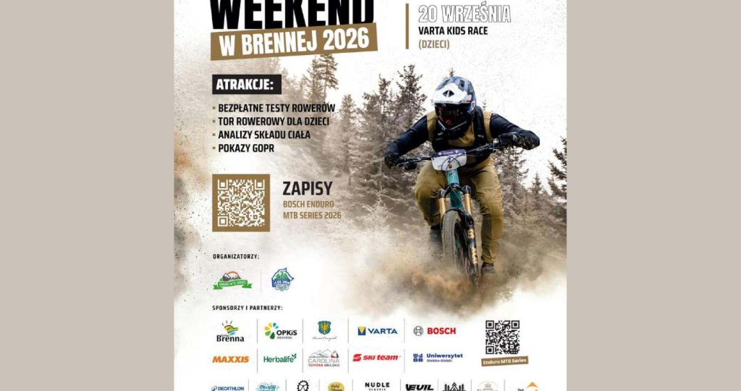 Rowerzysta górski w kasku zjeżdża leśną trasą, wzbijając tumany kurzu. Po lewej stronie widnieje napis „Rowerowy Weekend w Brennej 2026”, a obok terminy zawodów: 19 i 20 września oraz informacje o atrakcjach i zapisach.