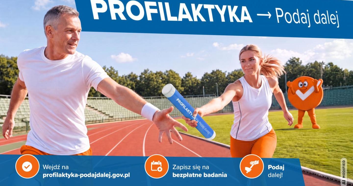 Kobieta i mężczyzna na bieżni przekazują sobie niebieską tubę z nazwą kampanii. W tle pomarańczowa maskotka. U góry hasło „PROFILAKTYKA → Podaj dalej”, a u dołu adres profilaktyka-podajdalej.gov.pl, informacja o bezpłatnych badaniach oraz logotypy organizatorów.