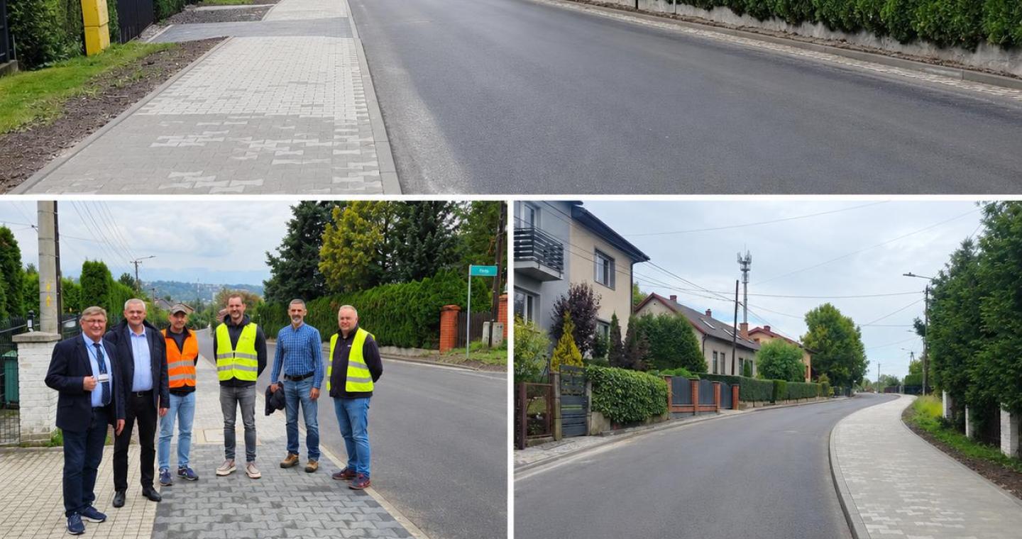 W górnej części znajdują się zdjęcia wyremontowanej drogi, chodnika oraz grupy mężczyzn stojących przy ulicy. W dolnej części, na białym tle, umieszczono herb Powiatu Cieszyńskiego oraz granatowy napis „Droga powiatowa po remoncie – Cieszyn, ul. Przepilińskiego”.