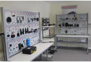Stanowiska dydaktyczne z panelami zawierającymi elementy układów elektrycznych i elektronicznych; na stołach narzędzia i urządzenia pomiarowe - sala w ZSTiO w Skoczowie.