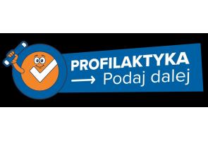 o lewej pomarańczowa postać z białym znakiem wyboru, trzymająca zwinięty dokument. Po prawej na niebieskim tle biały napis „PROFILAKTYKA”, strzałka oraz „Podaj dalej”.