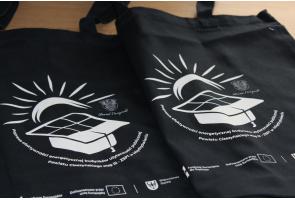 Dwie czarne torby z nadrukiem projektu poprawy efektywności energetycznej budynków publicznych Powiatu Cieszyńskiego – etap III, ZSPT w Międzyświeciu.