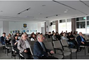 Uczestnicy spotkania poświęconego efektywności energetycznej siedzą na sali sesyjnej Starostwa Powiatowego w Cieszynie.