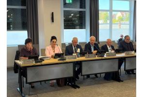 Radni Rady Powiatu Cieszyńskiego podczas obrad przy stole konferencyjnym.