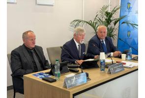 Prezydium Rady Powiatu podczas sesji Rady Powiatu Cieszyńskiego; widoczne tabliczki z nazwiskami Grzegorz Konieczny i Stanisław Kubicius.