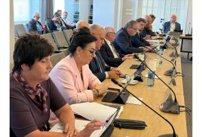 Radni podczas obrad XXVII sesji Rady Powiatu Cieszyńskiego przy stole konferencyjnym.