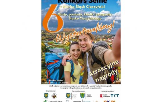 Plakat szóstej edycji konkursu „Selfie z Marką Śląsk Cieszyński” . W centrum widoczna jest para turystów z plecakami robiąca selfie na tle krajobrazu z mostem. Plakat zawiera termin konkursu roku oraz logotypy organizatorów i patronów.