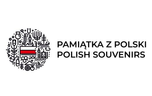 Biała grafika z czarnym napisem „Pamiątka z Polski”. Po lewej stronie znajduje się okrągła ilustracja złożona z czarnych symboli z biało-czerwoną flagą w centralnej części.