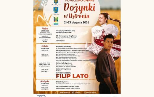 Plakat Powiatowo-Gminnych Dożynek w Ustroniu z motywem pola zbóż w tle. Po prawej stronie widoczna jest kobieta w stroju regionalnym oraz mężczyzna w ciemnym ubraniu. W centralnej części umieszczono nazwę wydarzenia, termin oraz szczegółowy program. Na dole znajdują się logotypy partnerów i sponsorów.