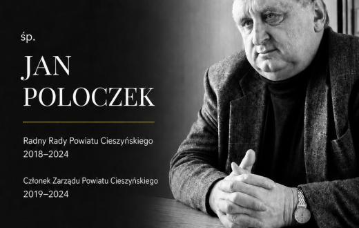 Jan Poloczek siedzi przy stole, lekko pochylony, ze splecionymi dłońmi. Ma na sobie golf i marynarkę. Z poważną, zamyśloną twarzą patrzy w bok. Po lewej stronie widnieją herb Powiatu Cieszyńskiego, jego imię i nazwisko oraz pełniona funkcja.