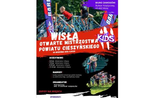  Dzieci pokonują przeszkody i biegną po trawie podczas zawodów sportowych. W centralnej części widnieje napis „Wisła Kids – Otwarte Mistrzostwa Powiatu Cieszyńskiego”. Zawody odbędą się 5 września 2026 r. o godz. 9.00 na bulwarze Księżycowym.