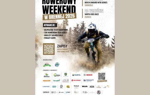 Rowerzysta górski w kasku zjeżdża leśną trasą, wzbijając tumany kurzu. Po lewej stronie widnieje napis „Rowerowy Weekend w Brennej 2026”, a obok terminy zawodów: 19 i 20 września oraz informacje o atrakcjach i zapisach.