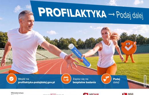 Kobieta i mężczyzna na bieżni przekazują sobie niebieską tubę z nazwą kampanii. W tle pomarańczowa maskotka. U góry hasło „PROFILAKTYKA → Podaj dalej”, a u dołu adres profilaktyka-podajdalej.gov.pl, informacja o bezpłatnych badaniach oraz logotypy organizatorów.