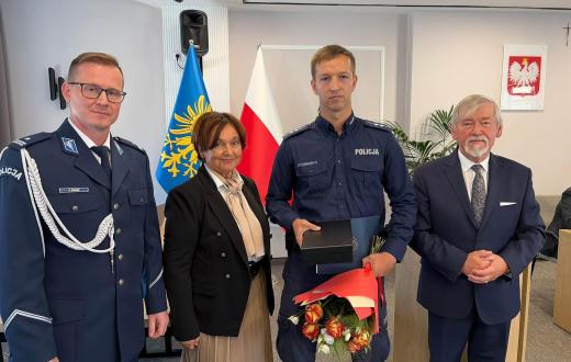 Aspirant Rafał Górczyński z wyróżnieniem i bukietem kwiatów w towarzystwie Janiny Żagan, Przemysława Żurata i Stanisława Kubiciusa.